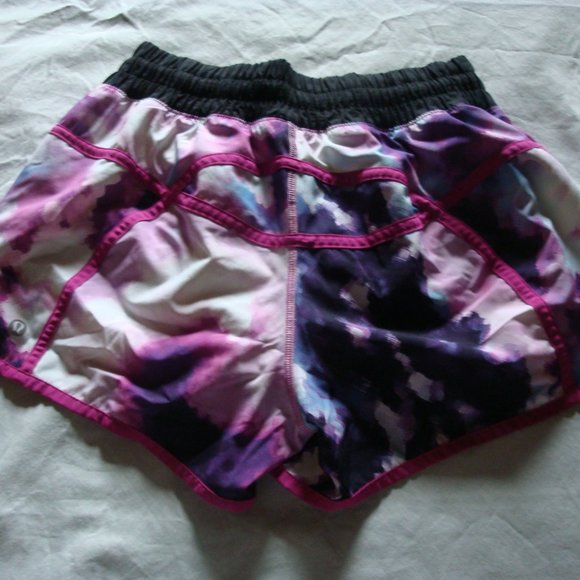 Lululemon Size 6 Tracker Shorts - Picture 3 of 3